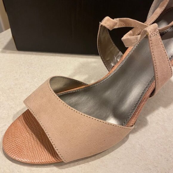 Worthington Women's NIB Blush Faux Suede Strappy Sandals w Ankle Ties shoes Sz11 - Picture 2 of 8